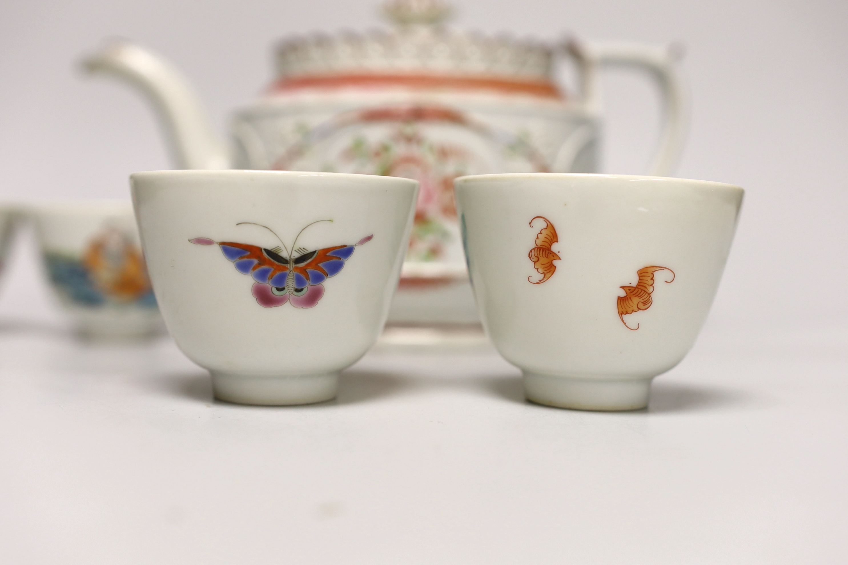 A late 18th century pearlware teapot and a set of four small Chinese tea bowls, teapot 28cm long
